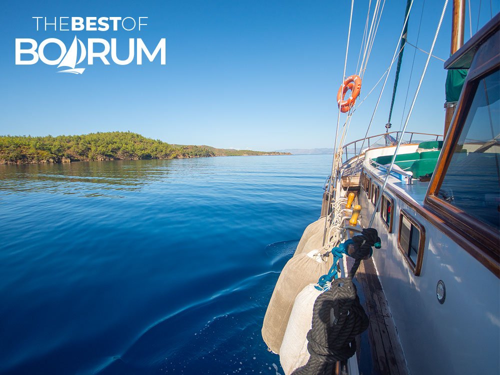 A wooden gulet sailing through the Gulf of Gökova, one of the highlights featured in Turkey Travel Guides.